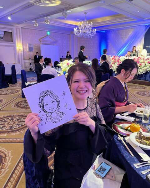 大阪の似顔絵師・田村まりりによる早描き似顔絵イベント。ひとり３分で笑顔あふれる似顔絵を制作。