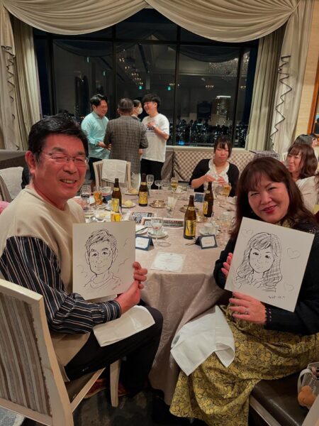 企業パーティーでお一人約3分の早描き似顔絵を楽しむお客様