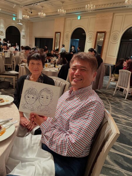 企業パーティーでお一人約3分の早描き似顔絵を楽しむお客様