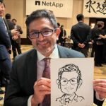企業パーティーでテーブルを回りながら早描き似顔絵を描く似顔絵師・田村まりり