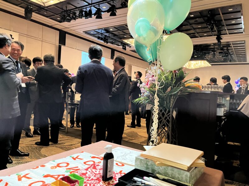 東京・マンダリンオリエンタル東京で開催された企業イベントで3分の早描き白黒似顔絵をお描きしました