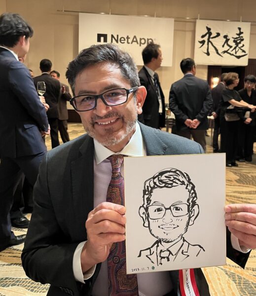 東京・マンダリンオリエンタル東京で企業イベントにて3分の早描き白黒似顔絵を描く似顔絵師・田村まりり