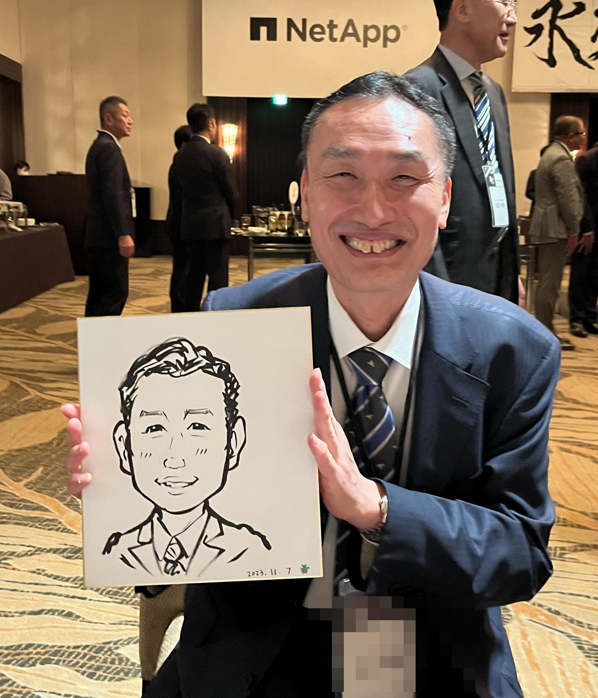 企業パーティーで早描き似顔絵を制作する出張似顔絵師・田村まりり