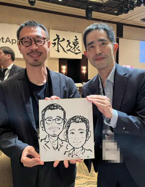 企業パーティーで早描き似顔絵を制作する出張似顔絵師・田村まりり