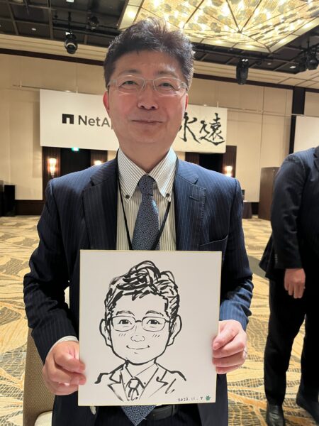 企業パーティーで早描き似顔絵を制作する出張似顔絵師・田村まりり