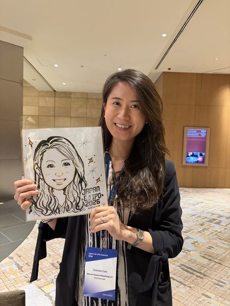 東京・六本木の展示会で来場者を描く出張似顔絵イベント